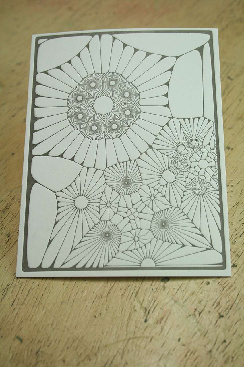 abstraktes Blumenmotiv auf Baumwollkarton aus dem Letterpress-Workshop in unserer schönen Druckwerkstatt