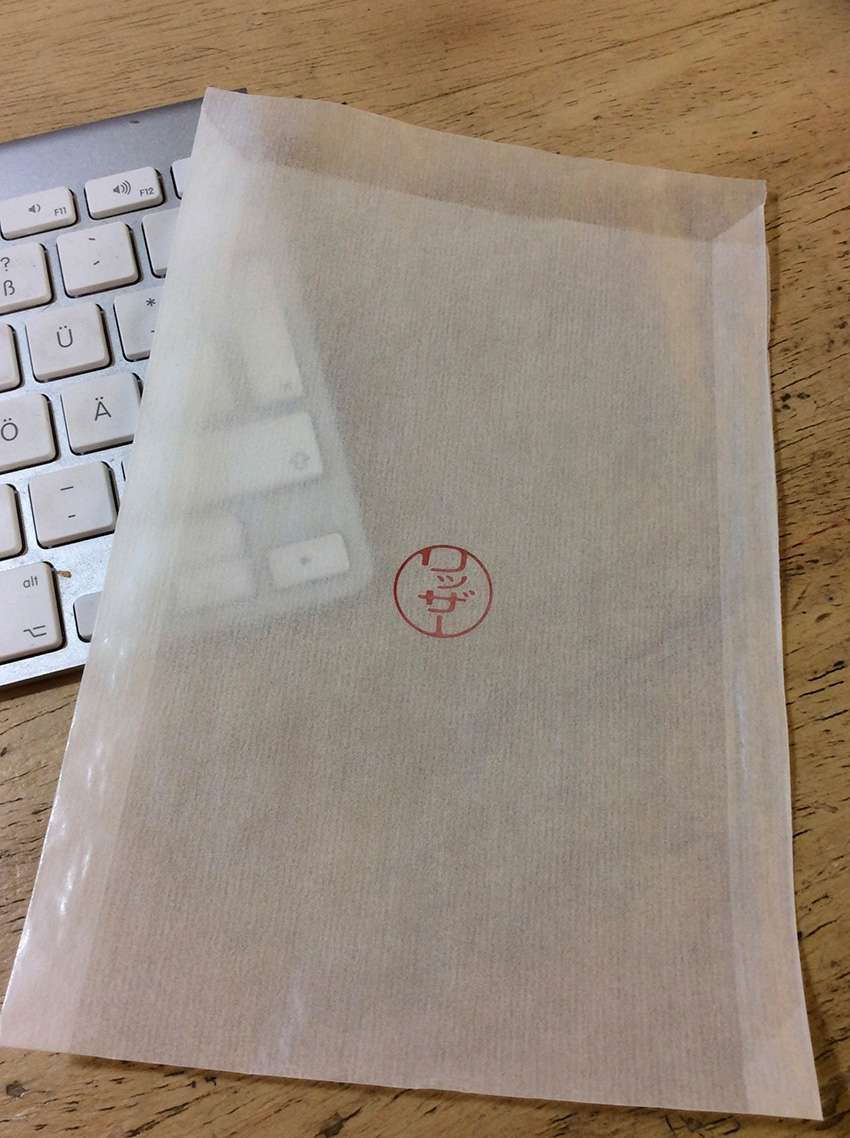 experimenteller Letterpressdruck auf Pergaminkuvert aus dem Letterpress-Workshop der Werkstatt Dietz über den Dächern von München