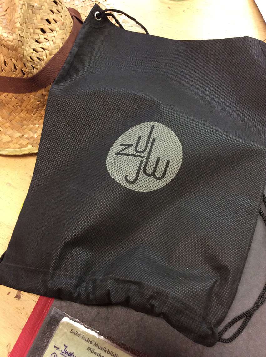 Siebdruck auf Tasche. Druckerei Muenchen Werkstatt Dietz