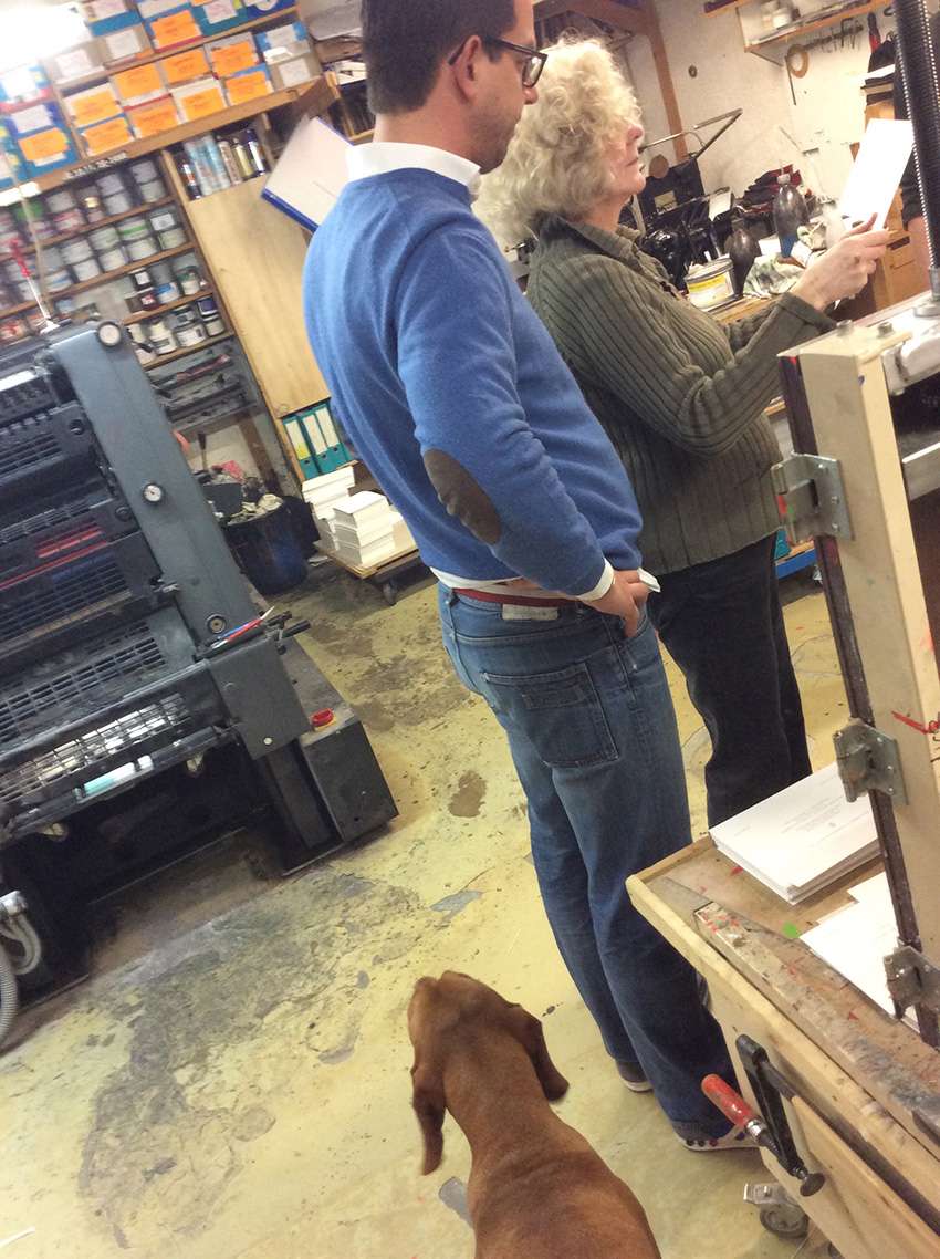 drei Teilnehmer am Letterpress-Workshop in der Werkstatt Dietz sind noch nicht ganz zufrieden mit dem Druckergebnis