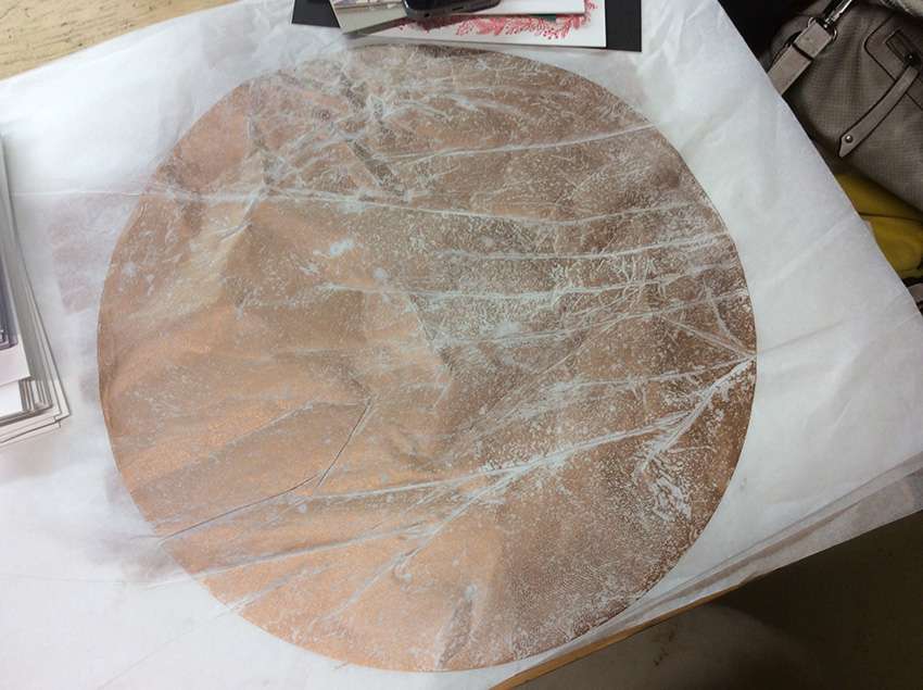 experimenteller Abdruck in goldner Druckfarbe auf Seidenpapier aus dem Letterpress-Workshop der Münchener Werkstatt Dietz