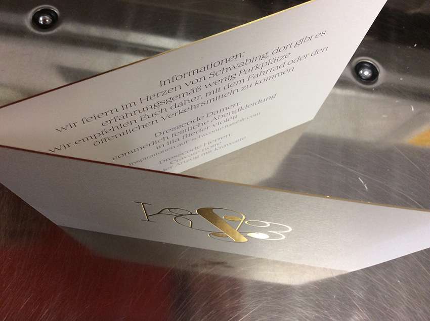 Hochzeitskarte mit Goldschnitt und Heissfolie. Hochzeitskarten aus der Druckerei Werkstatt Dietz München eine sehr edle Hochzeitkarte mit Heissfolie und aufwändigem goldenen Folienschnitt. Hochzeitskarten aus dem Münchener Westend