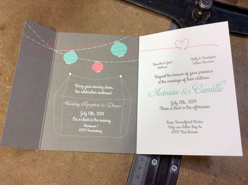 Hochzeitseinladung als Klappkarte im hochwertigen Digitaldruck. Hochzeitskarten aus der Druckerei Werkstatt Dietz München dreifache Klappkarte zur Hochzeit mit asymetrischen Seiten im Offsetdruck. Hochzeitskarten aus dem Münchener Westend