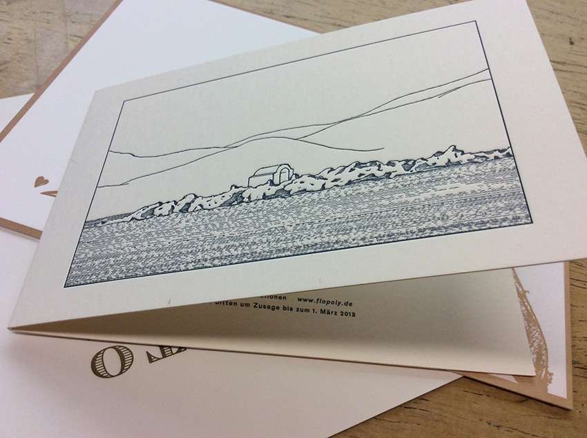 Hochzeitseinladung als Klappkarte. Hochzeitskarten aus der Druckerei Werkstatt Dietz München für ein Hochzeitsfest auf einer griechischen Insel. Die schraffierte Darstellung des Wasser kommt im Letterpress besonders gut