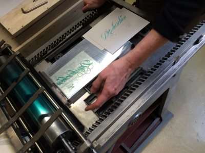 wir positionieren ein Druckklischee während eines Druckkurses in der Druckerei Werkstatt Dietz