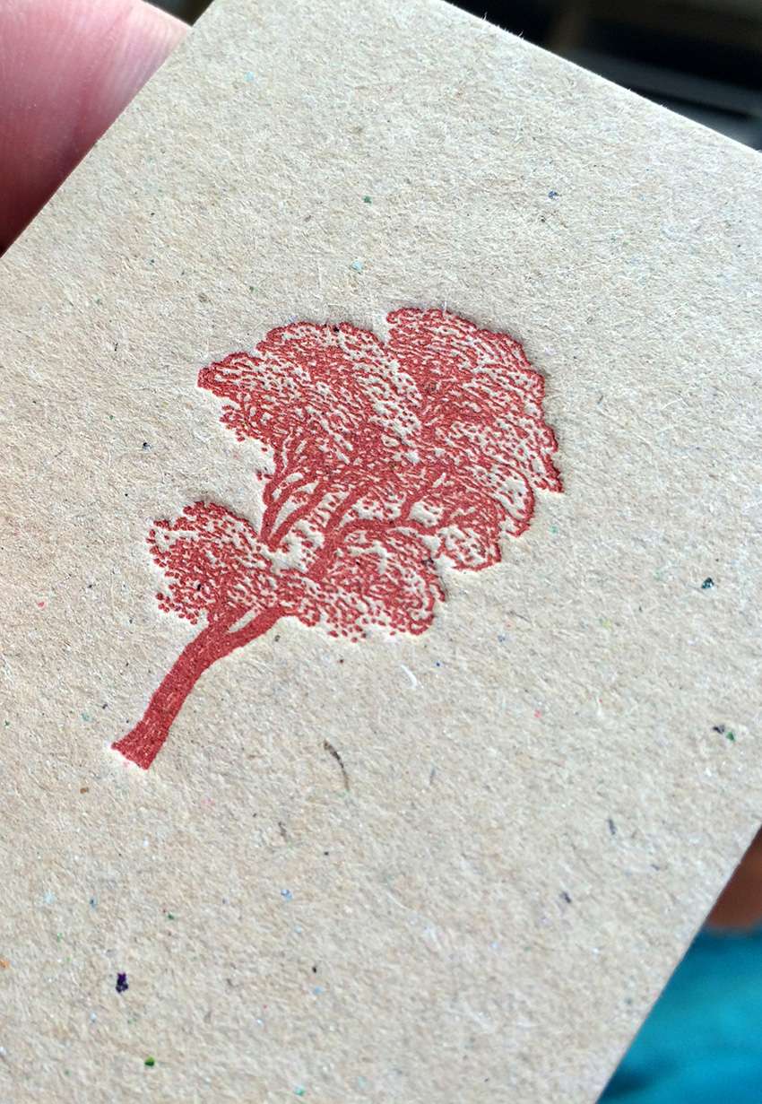 tiefe Prägung auf supergrobem Graukarton aus einem Letterpress-Workshop der Werkstatt Dietz über den Dächern von München