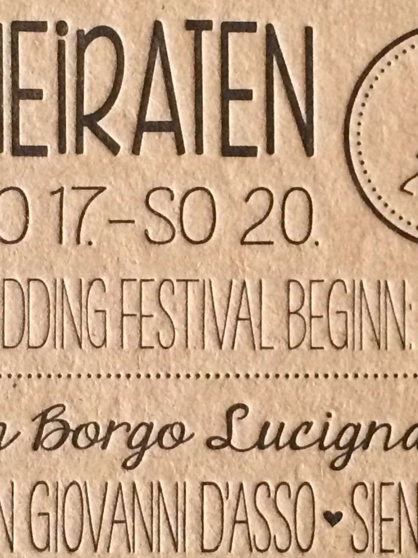 Letterpress auf grobem Braunkarton. Hochzeitskarten aus der Druckerei Werkstatt Dietz München in dieser Detailansicht sieht man besonders gut die Tiefe der Letterpress-Prägung auf einem sehr rauen Braunkarton