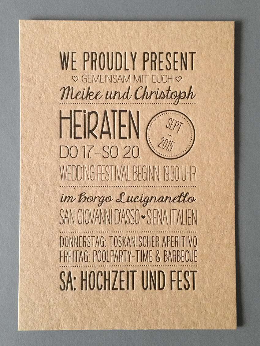 Letterpress auf grobem Braunkarton. Hochzeitskarten aus der Druckerei Werkstatt Dietz München auf einem 1 mm starken Braunkarton bleibt die Hochzeitseinladung nicht länger eine einfache Drucksache, sondern wird fast zu einem Objekt