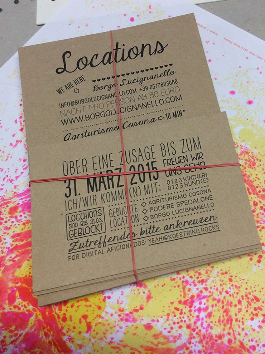 Hochprägung auf Hochzeitspapeterie aus der Druckerei Werkstatt Dietz München ein Bündel Hochzeitskarten, passend zum roughen Papier mit einfachem Gummiband. Hochzeitskarten aus dem Münchener Westend