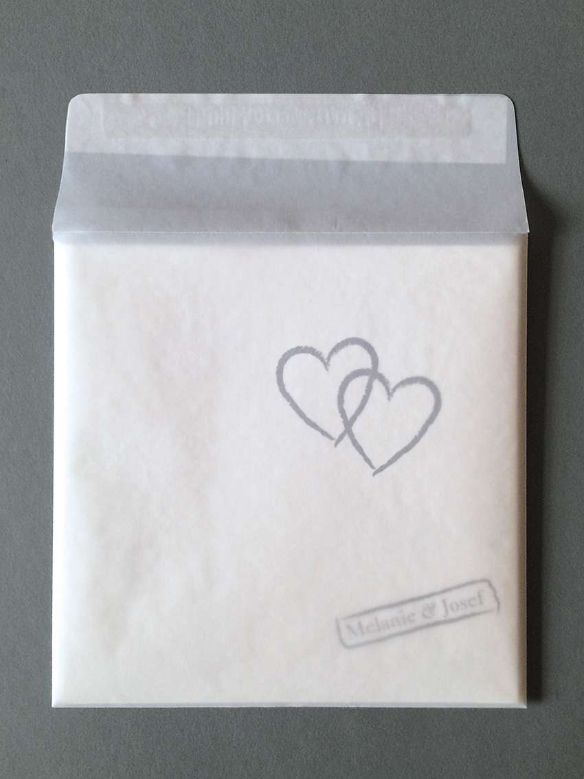 Hochzeitkarte im Transparentkuvert. Hochzeitskarten aus der Druckerei Werkstatt Dietz München Klappeinladung für eine Hochzeit in einem milchigen Transparentkuvert im Offsetdruck