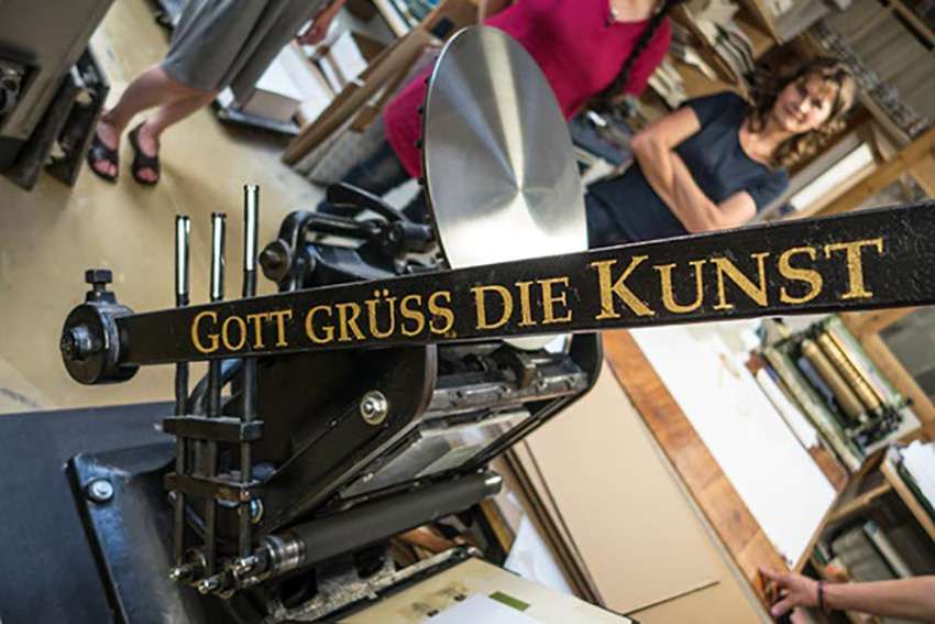 historischer Bostontiegel mit dem alten Druckergruss in der Münchener Werkstatt Dietz