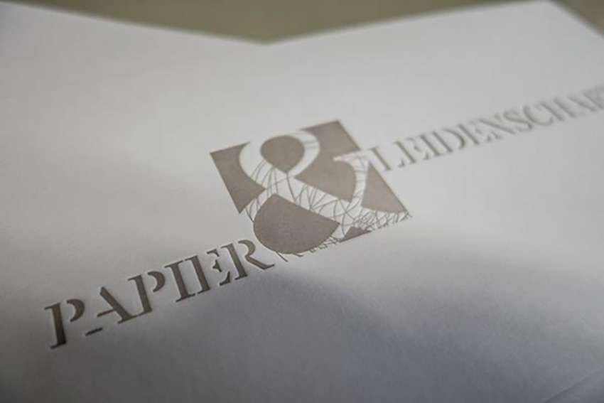 satte Prägung in dünnes Papier aus dem Letterpress-Workshop in unserer werkstatt Dietz über den Dächern von München