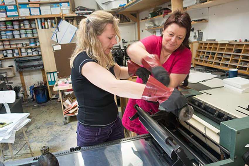 Wir säubern die Druckmaschine bei Druckkurs in der Werkstatt Dietz