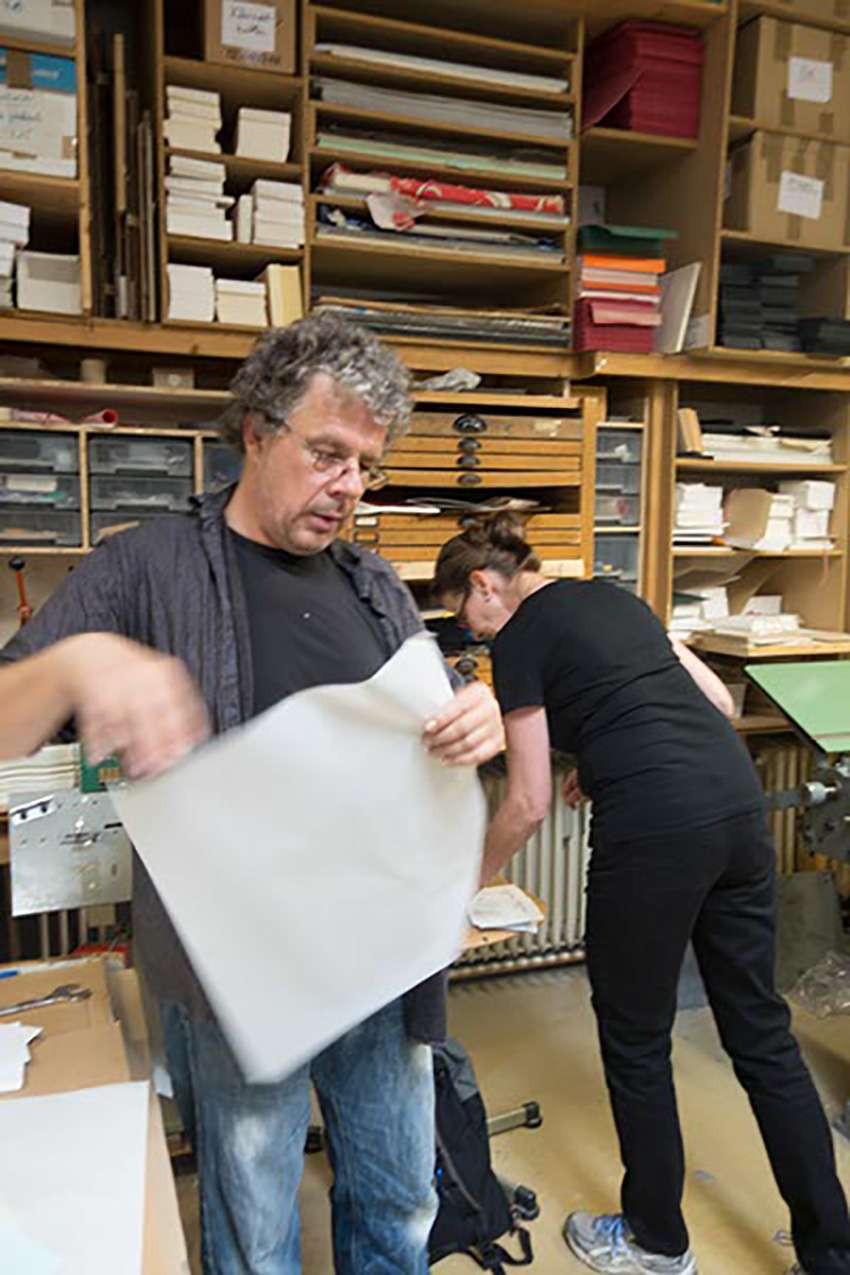 Testen der Laufrichtung des Papiers während unseres Druckseminars für Profis und Anfänger