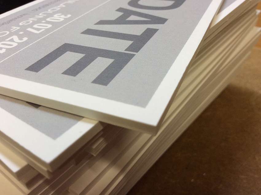 superdicke save the date Karte. Hochzeitskarten aus der Druckerei Werkstatt Dietz München superdicke Save-the-date-Karte mit Digiataldruck. Hochzeitskarten aus dem Münchener Westend. Hochzeitskarten aus der Werkstatt Dietz