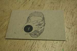 schöne Visitenkarte auf grobem Braunkarton aus dem Letterpress-Workshop der Druckerei Werkstatt Dietz