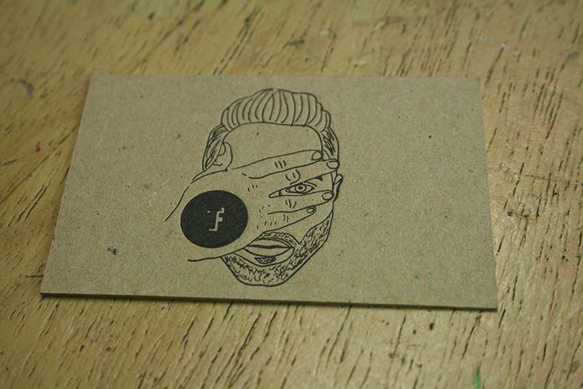 schöne Visitenkarte auf grobem Braunkarton aus dem Letterpress-Workshop der Druckerei Werkstatt Dietz