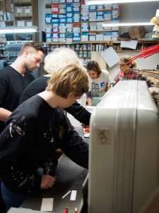 gemeinsame Arbeit an der Schneidemaschine in der Münchener Werkstatt Dietz