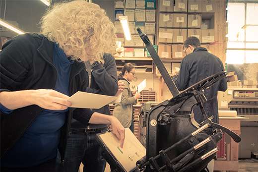 An der Druckmaschine während eines Kurses in der Werkstatt Dietz
