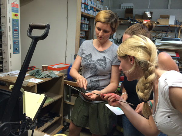 Kontrolle der frischen Druckfarbe bei einem Drcukkurs in unserer schönen Druckwerkstatt