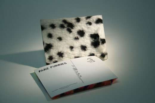 Postkarte mit Plüschbezug. Druckerei Werkstatt Dietz über den Dächern von München