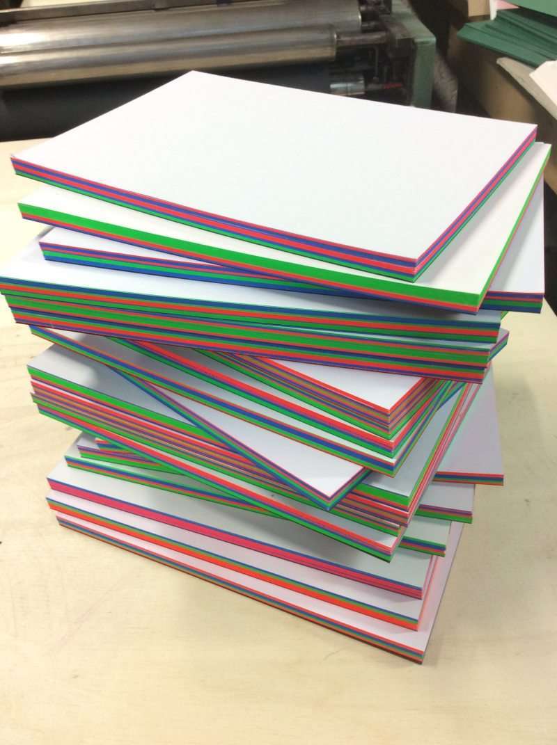 Schreibblöcke mit Farbschnitt. Druckerei Werkstatt Dietz über den Dächern von München