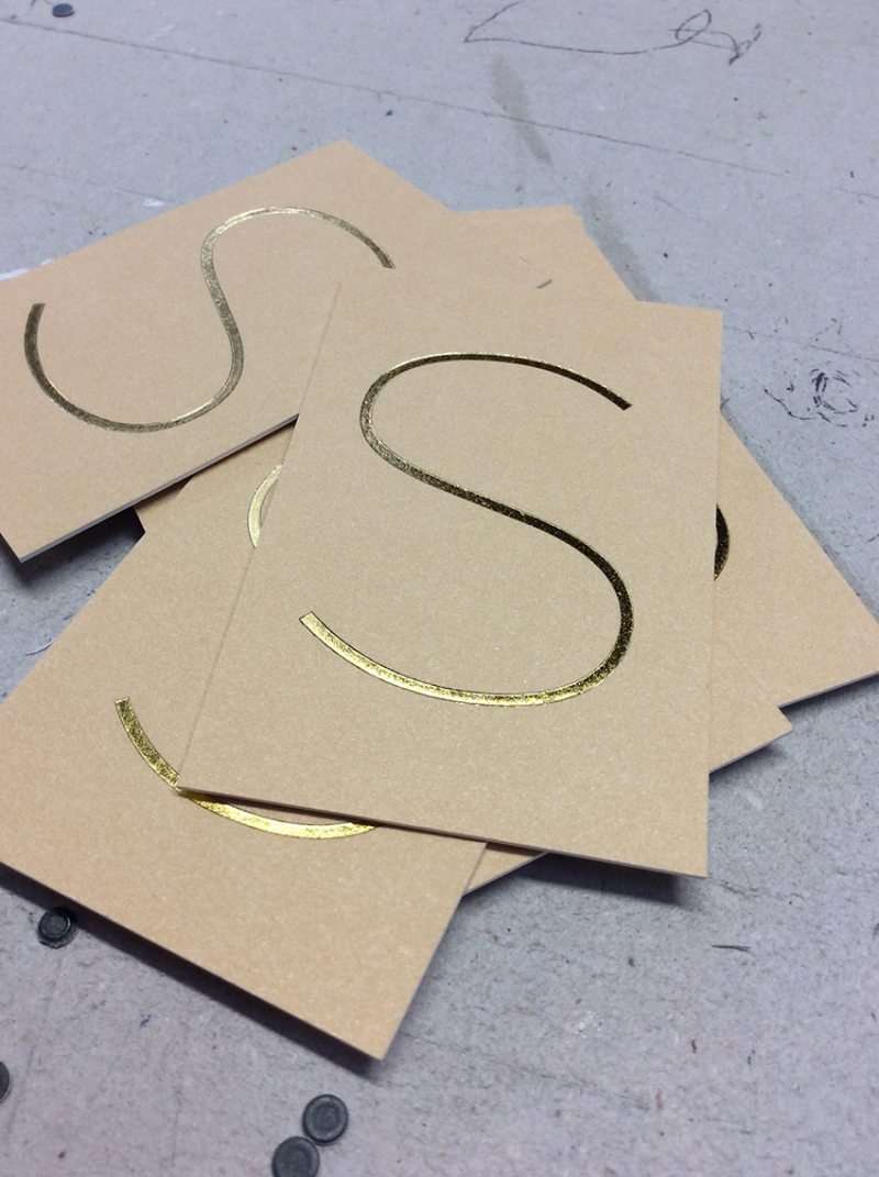 Heissfoliekarte auf offsetgedruckter Farbfläche. Druckerei Werkstatt Dietz über den Dächern von München