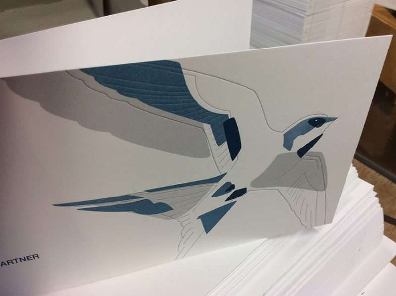 Deatil Klappkarte mit Offsetdruck & Letterpress kombiniert. Druckerei Werkstatt Dietz über den Dächern von München