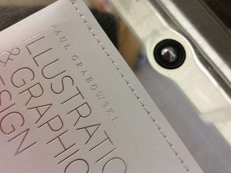 Detail von Mappe heißfoliert und genäht. Druckerei Werkstatt Dietz über den Dächern von München