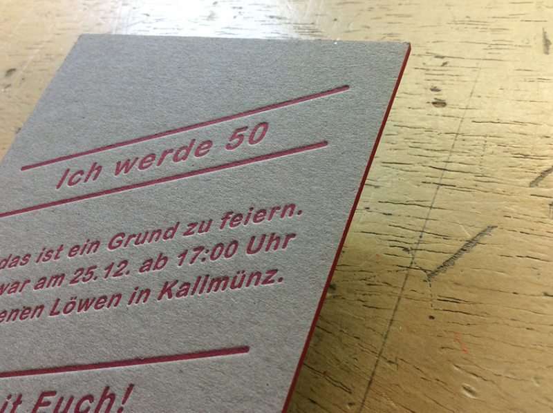 Einladung im Letterpress auf grauer Buchbinderpappe. Druckerei Werkstatt Dietz über den Dächern von München