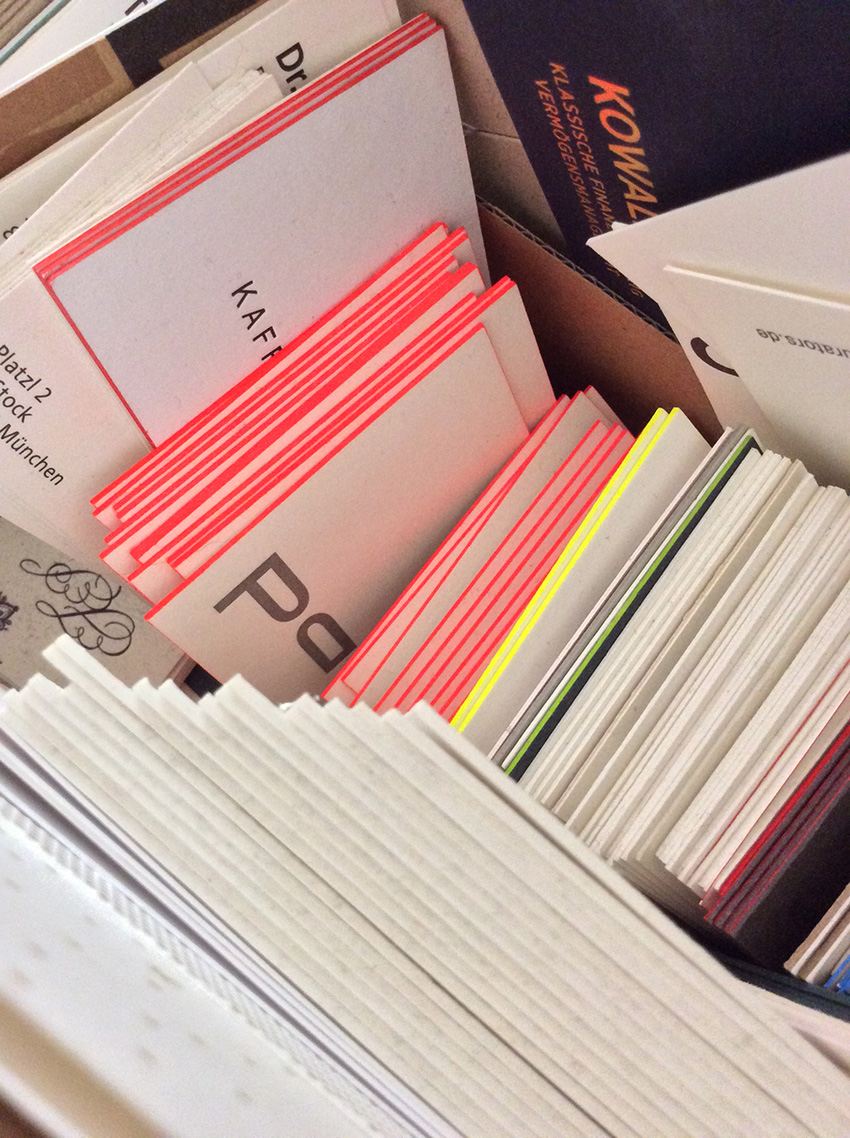 Farbschnitt an Visitenkarten Farbschnitt an Visitenkarten